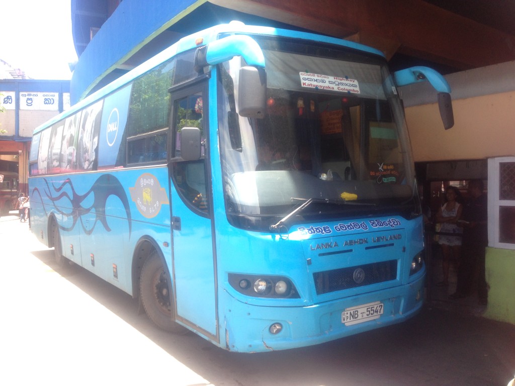 Автобус HighWay-Bus из аэропорта Шри-Ланки